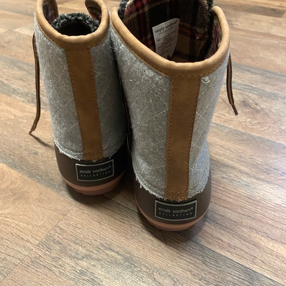 Simply Southern Quilted Heather Grey faux fur Size 8 - Picture 4 of 5